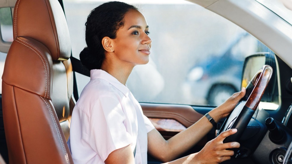 Cliente USDT Rent Car au volant à Dubaï