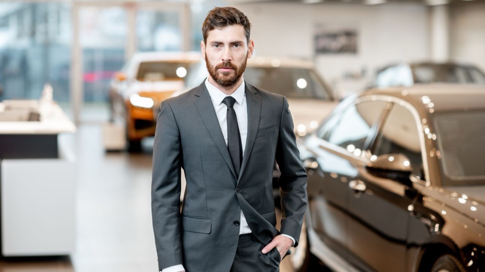 Conseiller USDT Rent Car dans le showroom de Dubaï