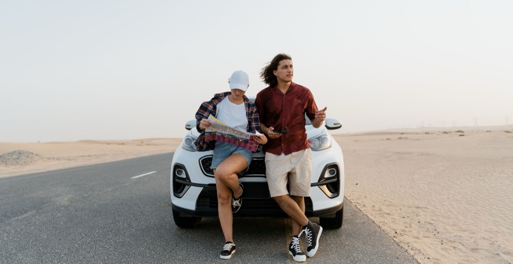 Clients USDT Rent Car en excursion dans le désert de Dubaï
